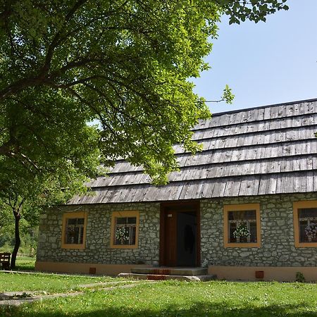 Peraj Guesthouse Vermosh Bagian luar foto