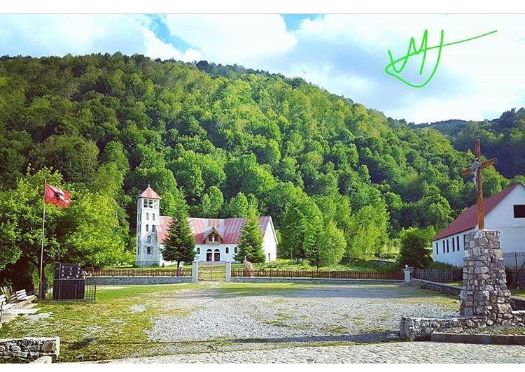 Peraj Guesthouse Vermosh Bagian luar foto