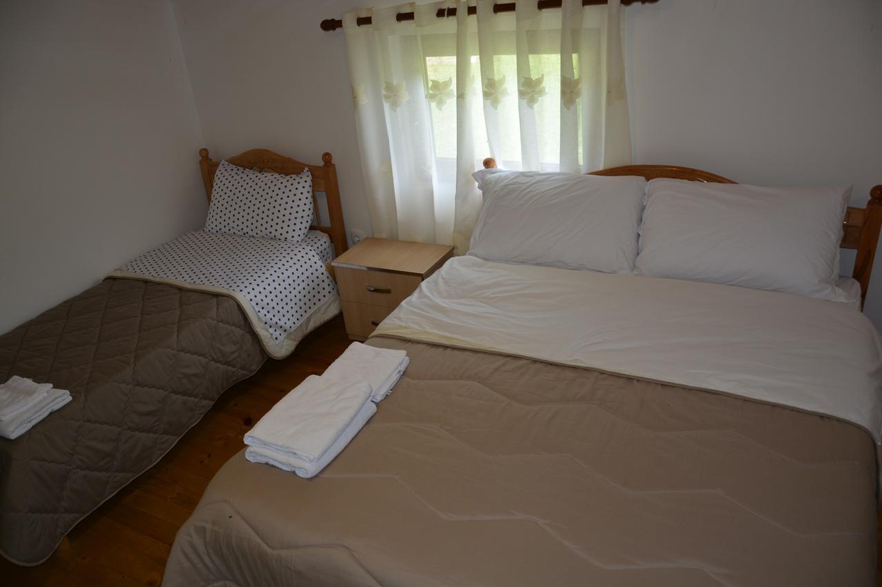 Peraj Guesthouse Vermosh Bagian luar foto