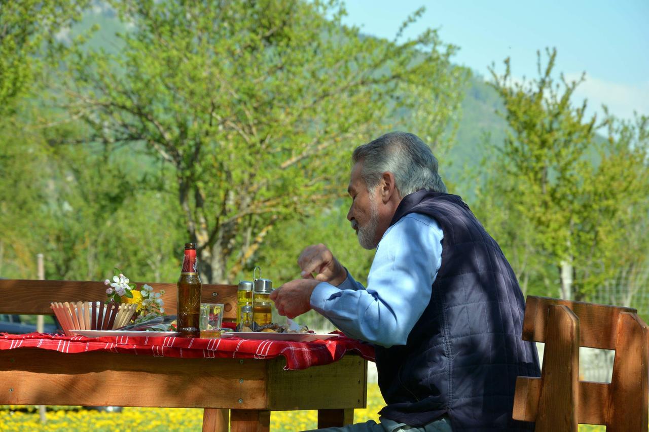 Peraj Guesthouse Vermosh Bagian luar foto