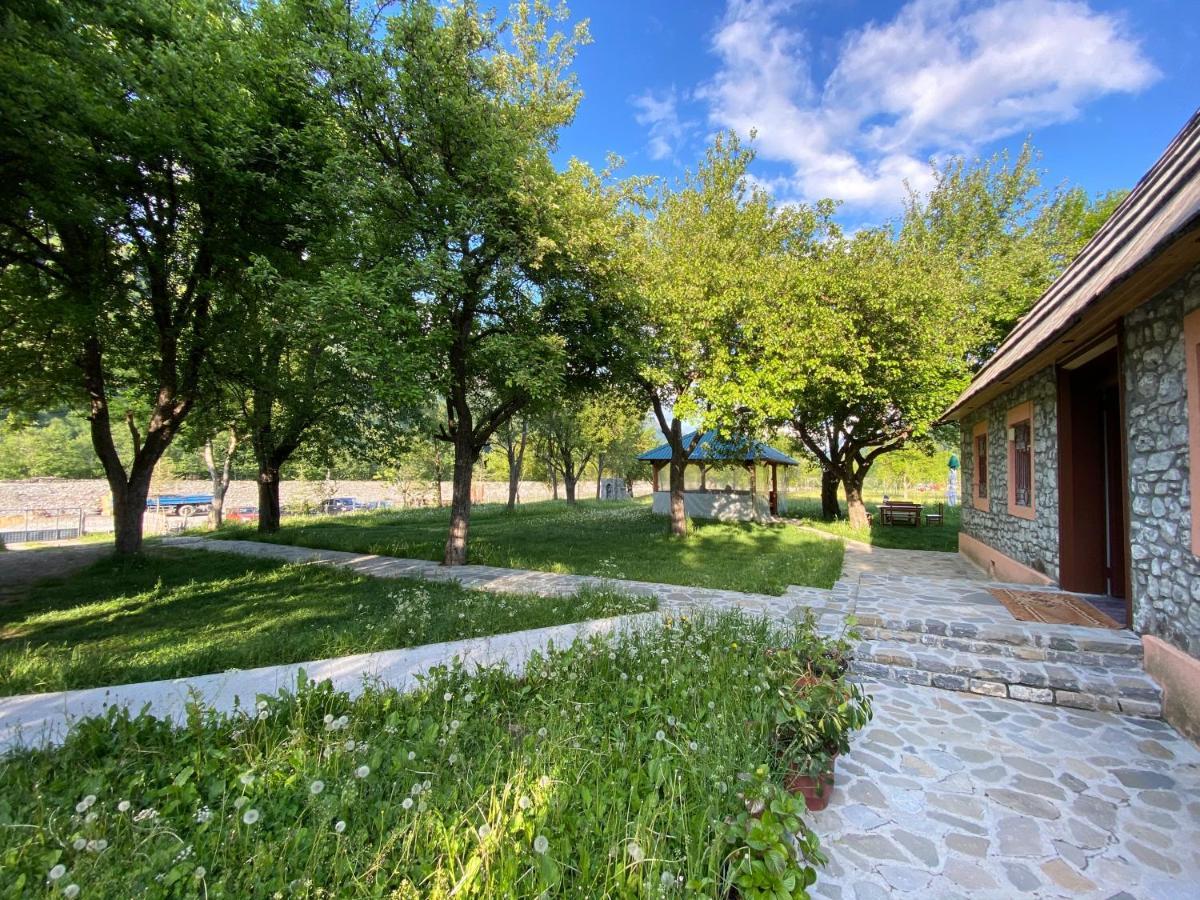 Peraj Guesthouse Vermosh Bagian luar foto
