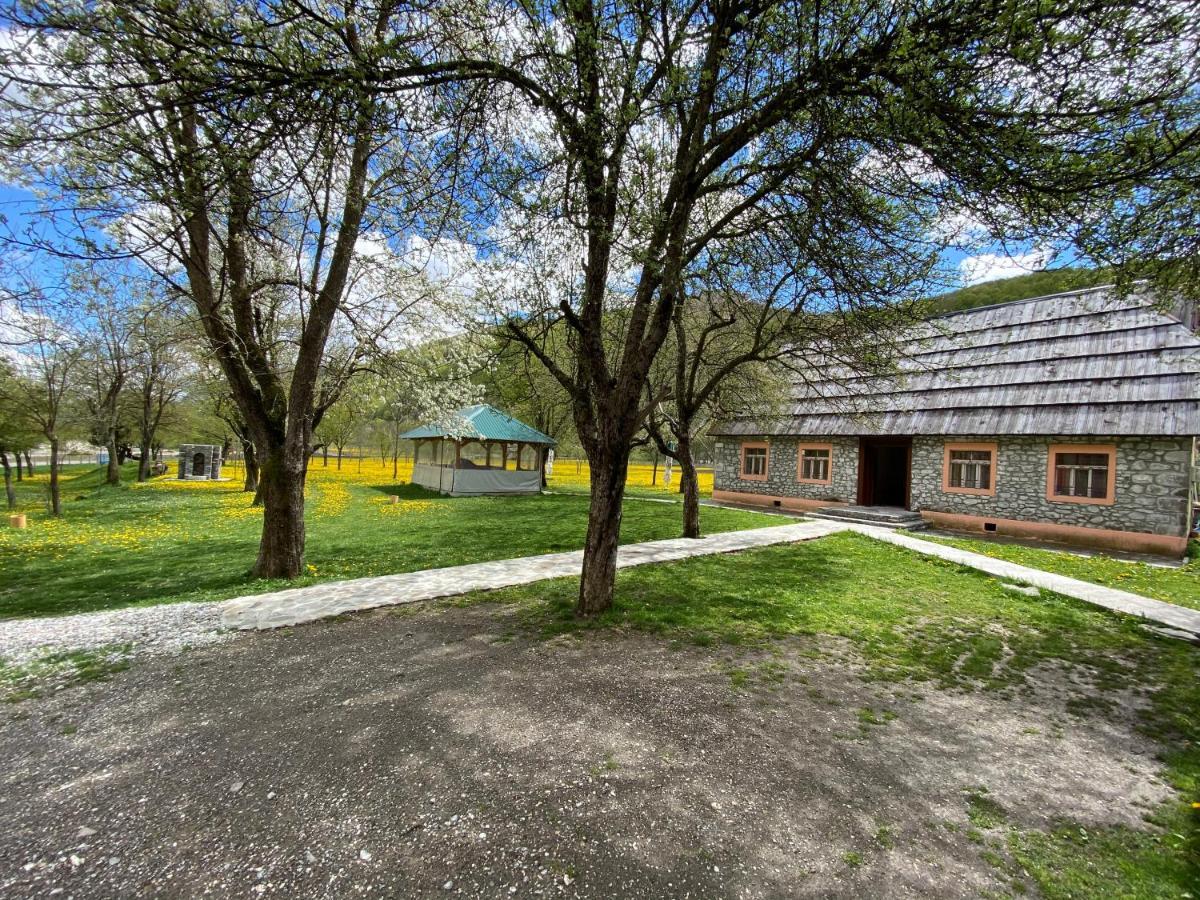Peraj Guesthouse Vermosh Bagian luar foto